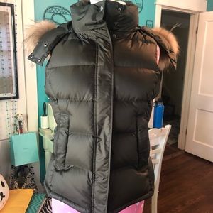Women’s puffer vest with removable hood